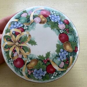 Mikasa Christmas Bouquet  trinket box with lid